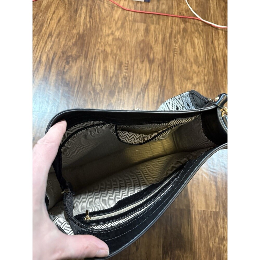 Jen & Co. Chloe Vegan Crossbody Black Adjustable Strap - Picture 4 of 5